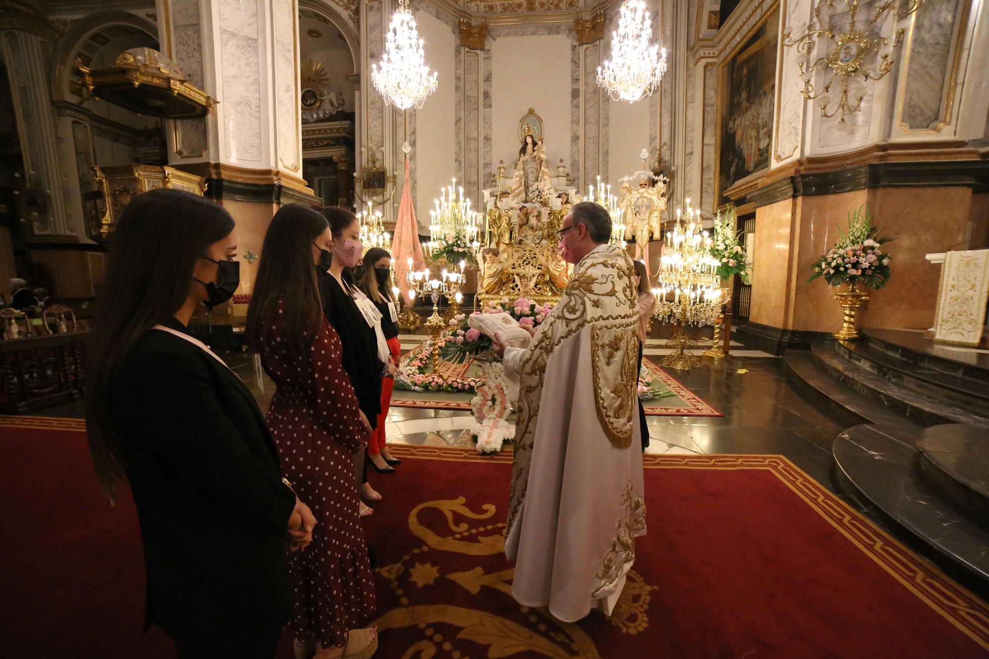 La ofrenda de las rosarieras a la Virgen, en imágenes