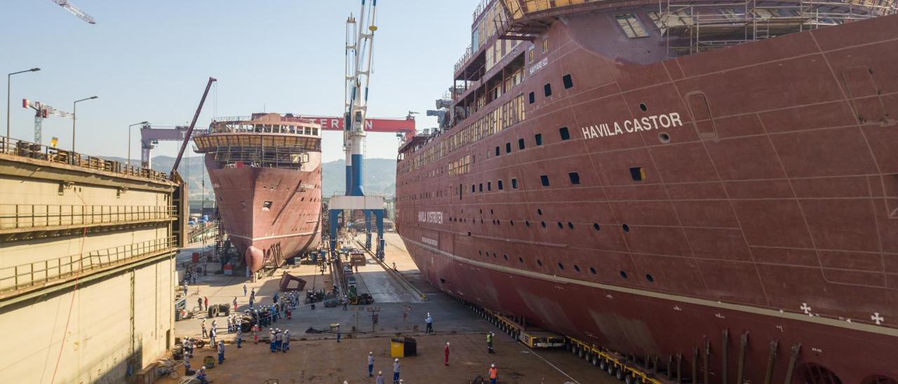 Construcción de los ferris &quot;Castor&quot; y &quot;Capella&quot; en Yalova, Turquía.