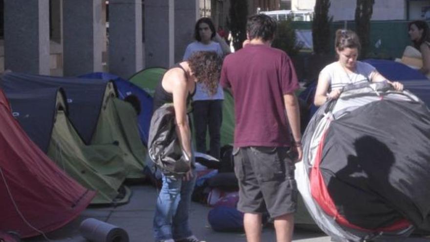 El 15M desmonta el pasado verano las tiendas de la plaza de la Constitución.