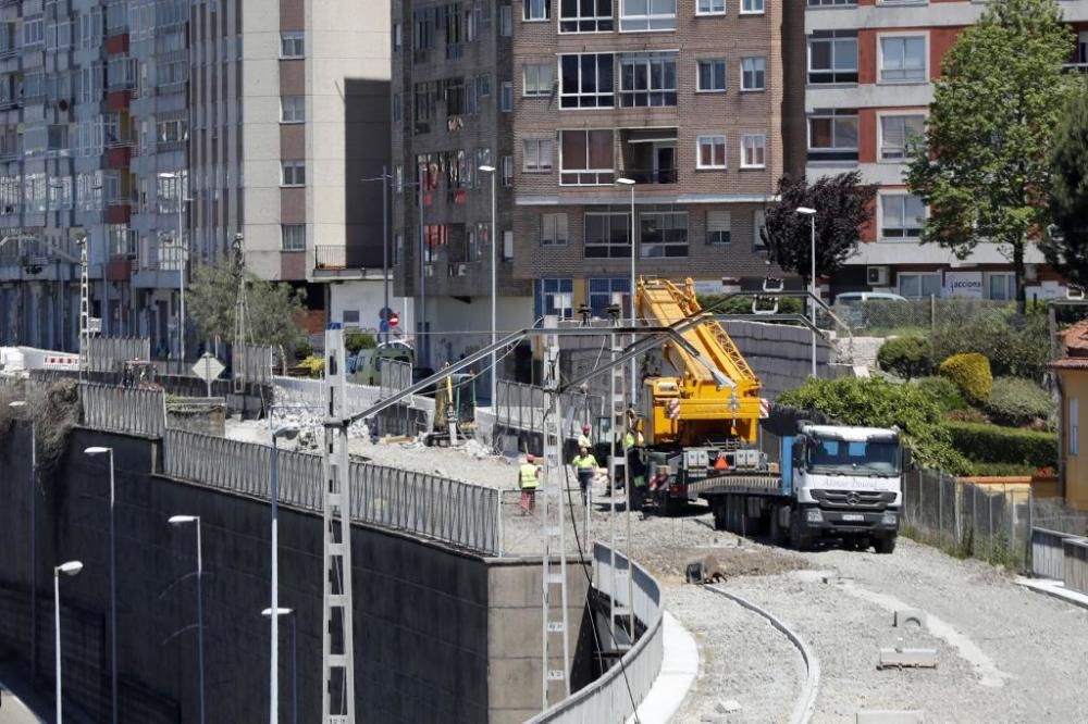 Primer tramo de la vía verde entre Teis y Urzáiz. Este mes estará listo el primer tramo del nuevo paseo de 3,6 km que reutilizará las antiguas vías del tren por 1,4 millones de euros y que cuenta con un plazo de ejecución de seis meses.