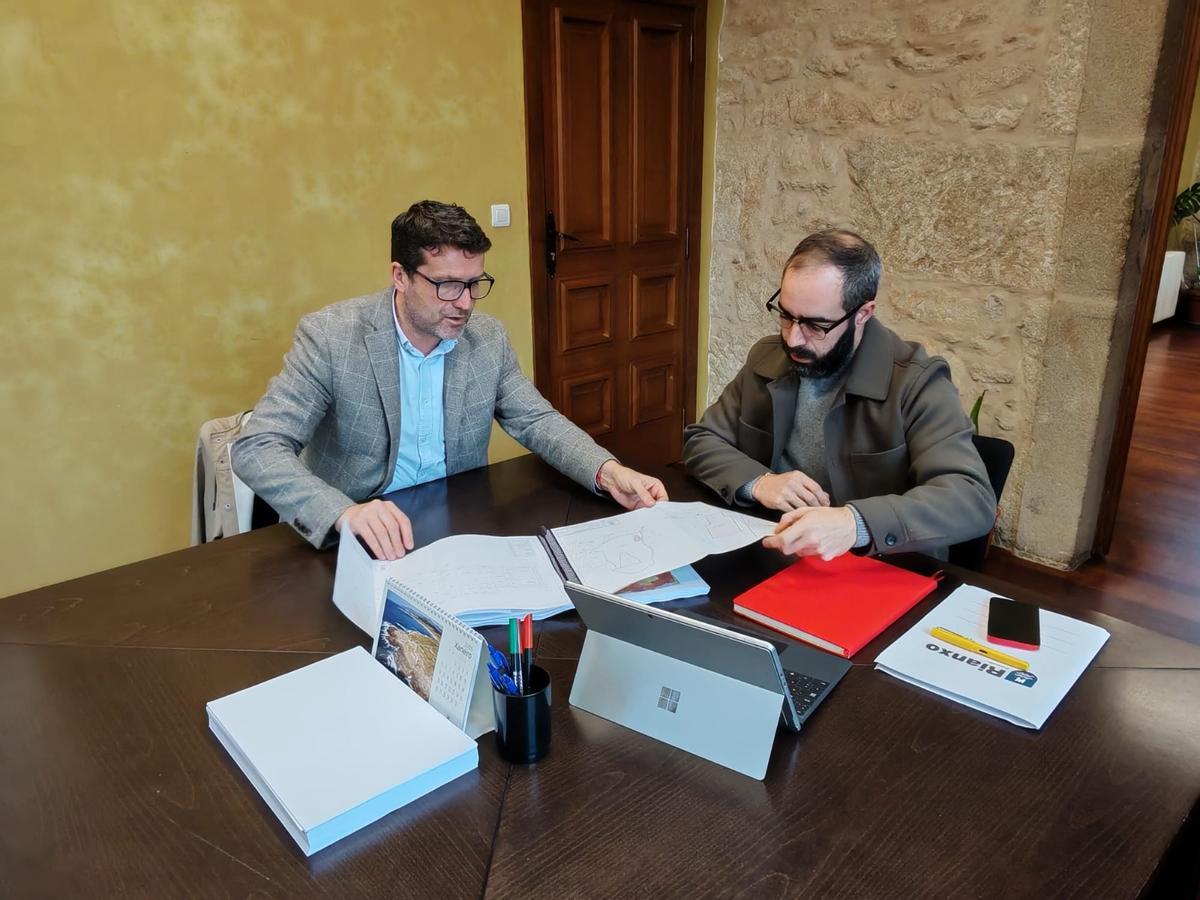 José Ramón Romero, esquerda, e Julián Bustelo, asinando o acordo.