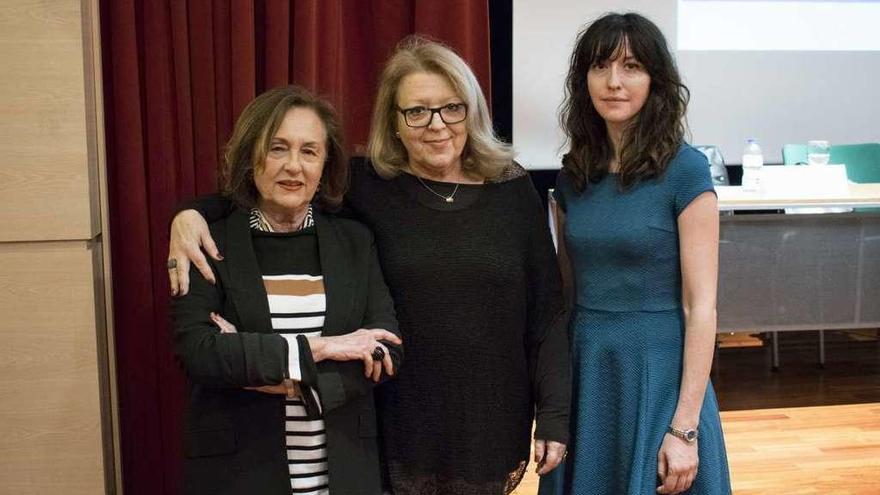 De izquierda a derecha, María Luisa Alonso, Marika Vila y Raquel Lagartos, en el salón de actos de la Biblioteca del Fontán.