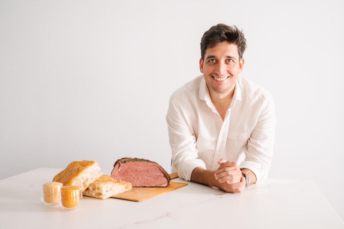 Marcos Ochoa, en el obrador donde se elaboran los panes y productos que abastecen a F de Focaccia.
