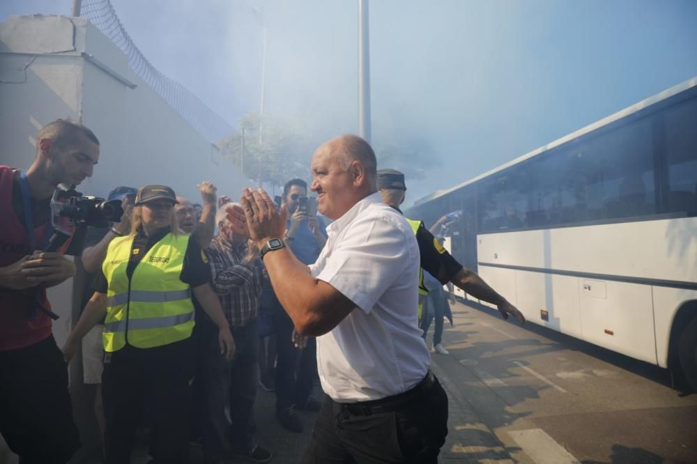 Aficionados del Baleares calientan motores antes del gran partido