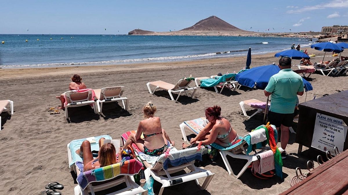 Bathers on the beach of El Médano