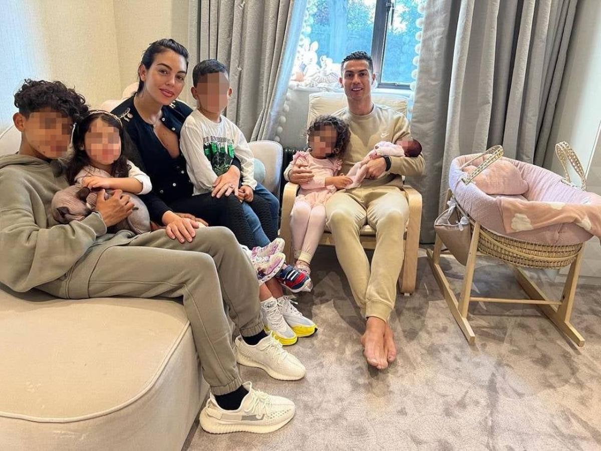 Georgina Rodríguez y Cristiano Ronaldo, foto familiar con la niña recién nacida
