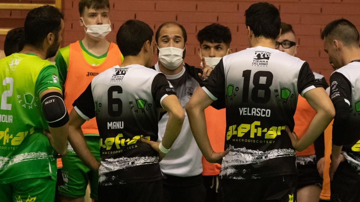 El técnico del River Zamora da instrucciones a sus hombres en un tiempo muerto.