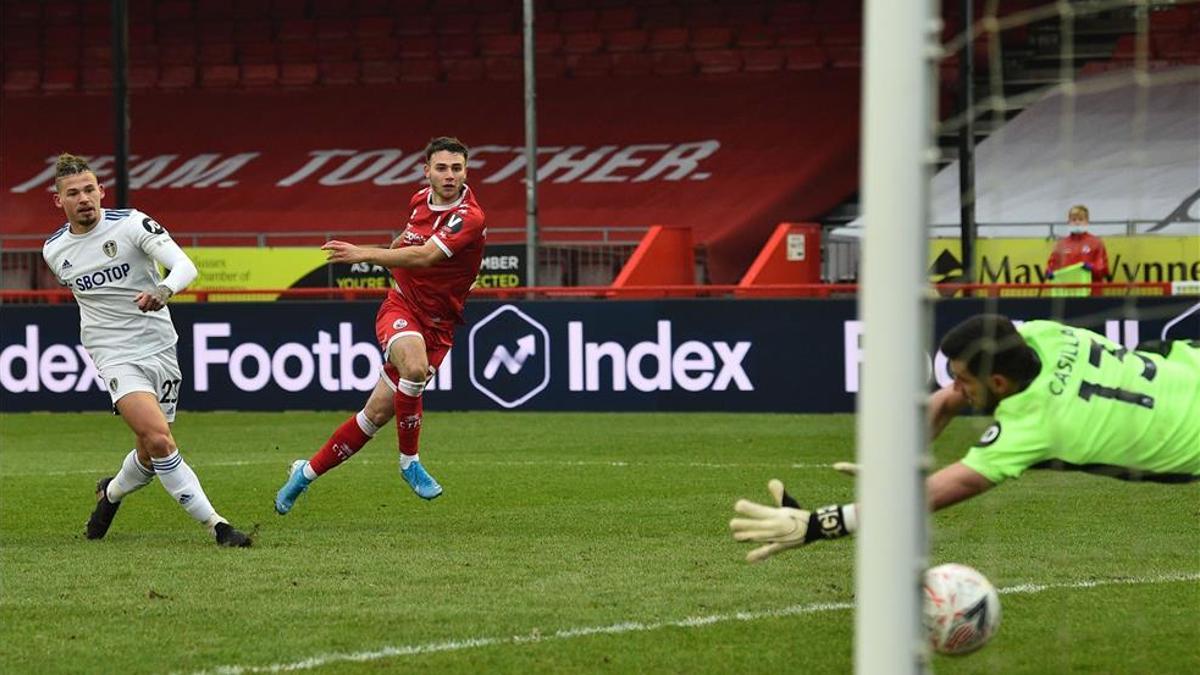 Kiko Casilla recibe un gol del Crawley