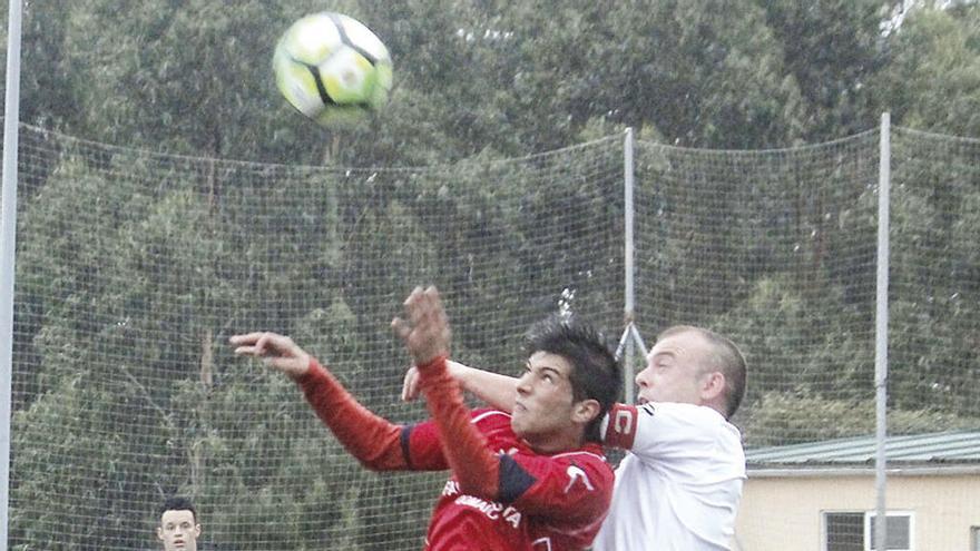 Berto pugna por un balón aéreo con un rival. // Santos Álvarez