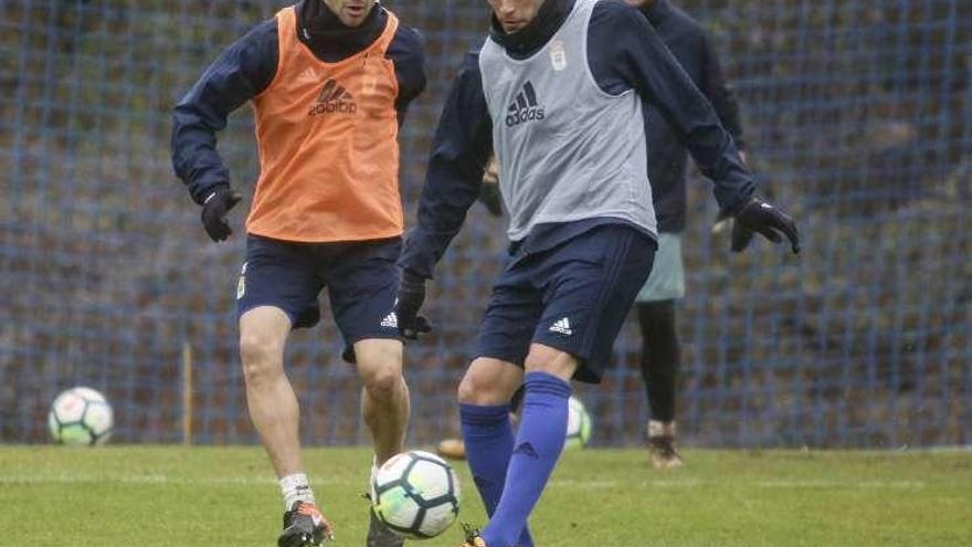 Forlín, a la izquierda, disputa un balón con Rocha, en el entrenamiento de ayer en El Requexón.