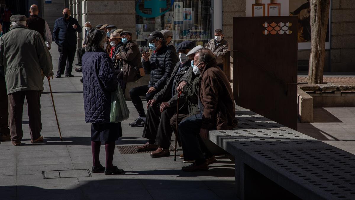 Gente pasea por Zamora.