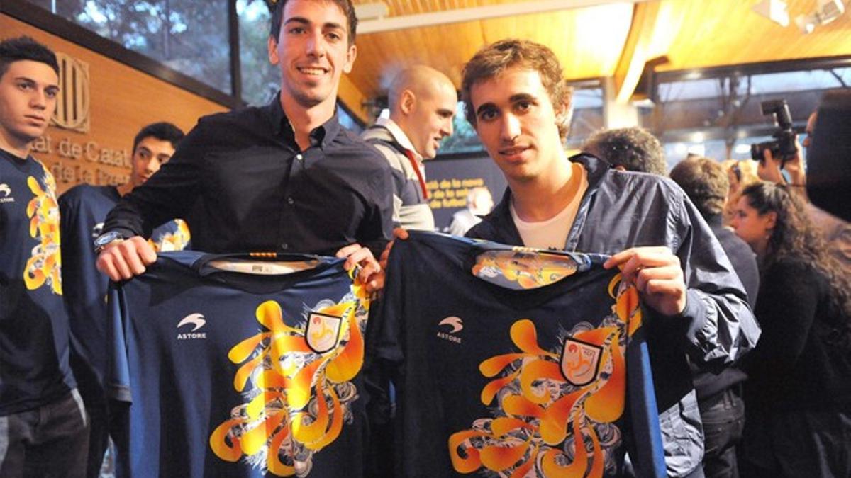 Isaac Cuenca y Marc Muniesa muestran la nueva camiseta.
