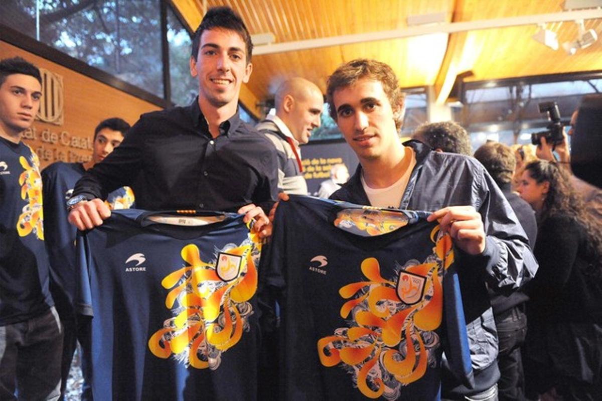 Isaac Cuenca i Marc Muniesa mostren la nova samarreta.