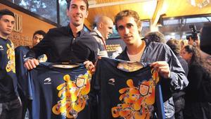 Isaac Cuenca y Marc Muniesa muestran la nueva camiseta.