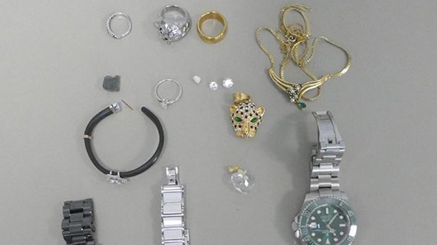 Alguns dels objectes que els Mossos van trobar als lladres.