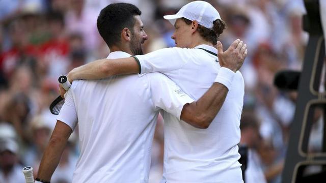 Sinner i Djokovic se saluden esportivament al final del partit, ahir a Wimbledon. |  DANIEL HAMBURY / EFE