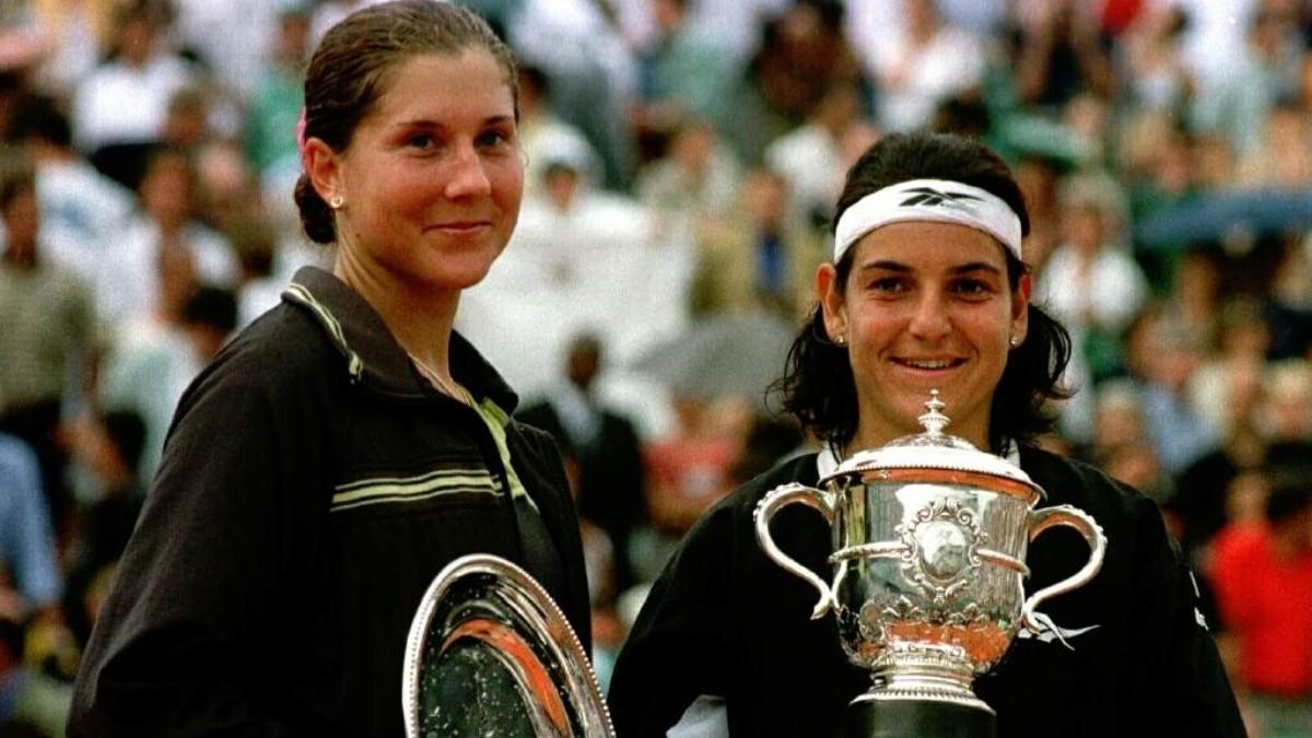 Monica Seles y Arantxa Sánchez Vicario, con los trofeos de Roland Garros