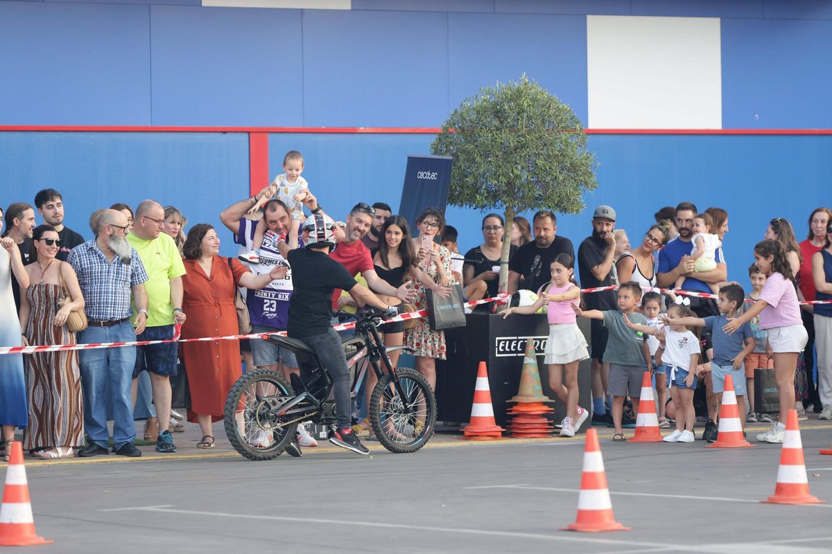 El público llena el parking para disfrutar de la fiesta de Cecotec.