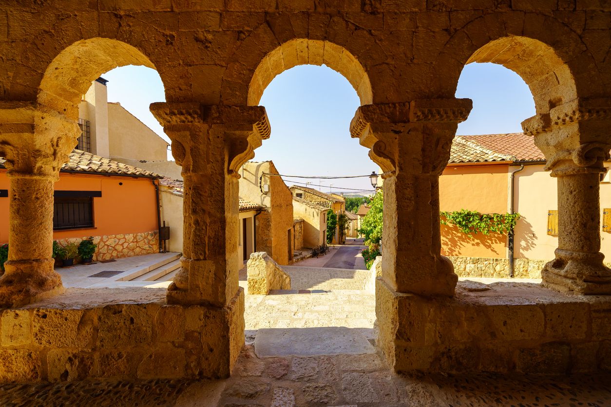 Claustro románico con arcos de piedra en la iglesia de San Miguel en el pueblo de San Esteban de Gormaz.