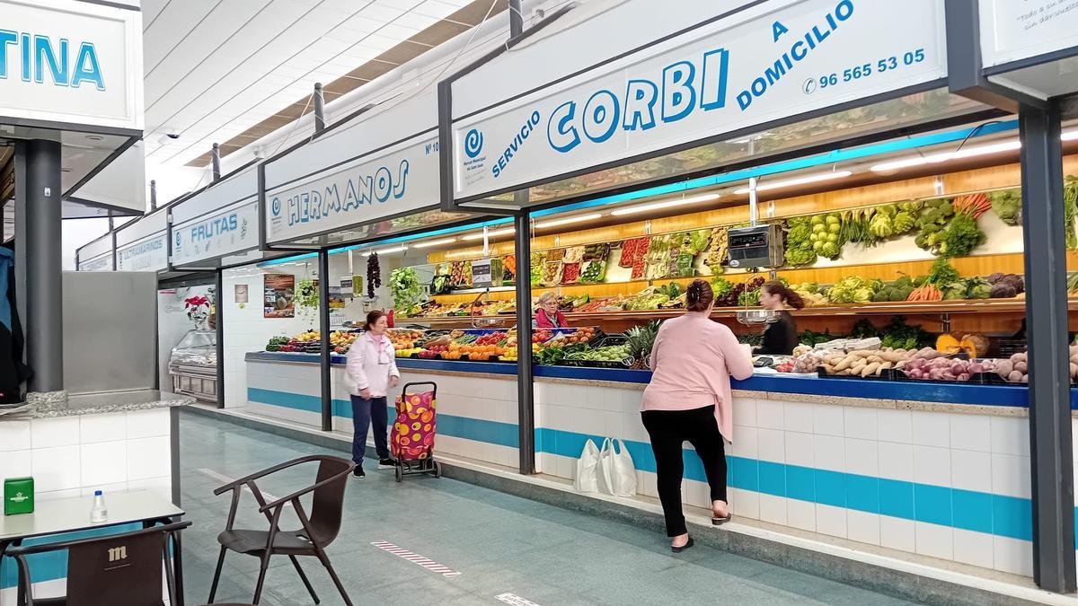 Clientes en varios puestos del mercado municipal