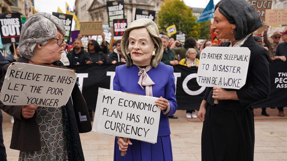 Manifestantes con cabezas de papel maché de Therese Coffey, Liz Truss y Suella Braverman, en una concentración en Victoria Square, Birmingham, Reino Unido