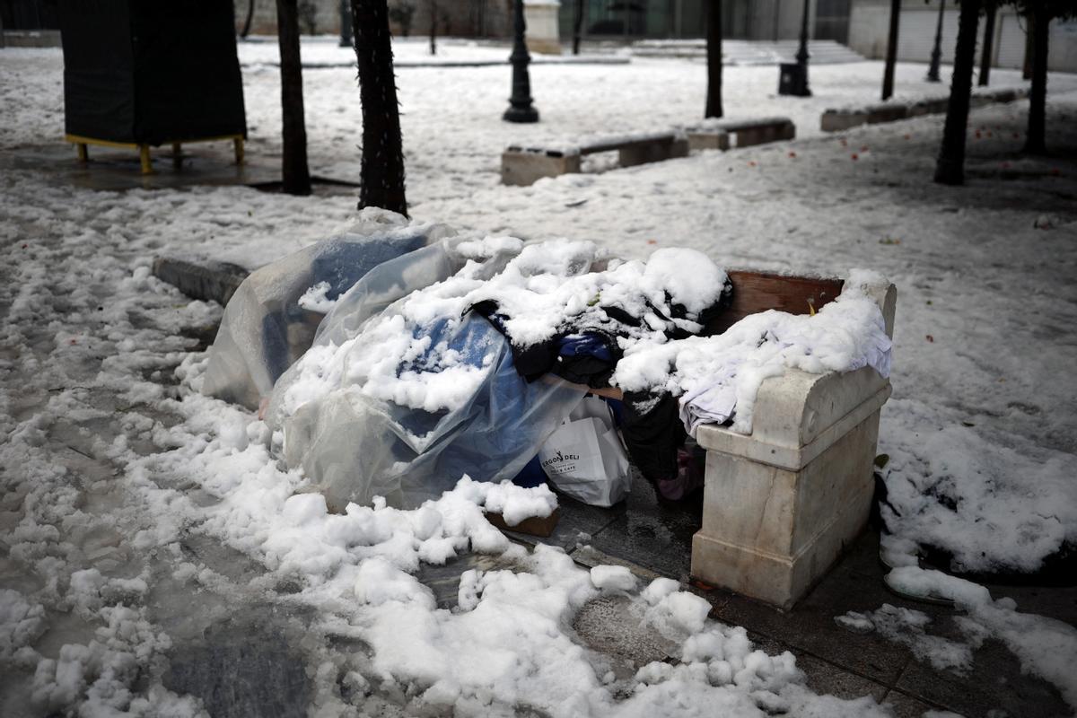 Las pertenencias de una persona sin hogar, cubiertas de nieve, en la plaza de Syntagma, en Atenas.