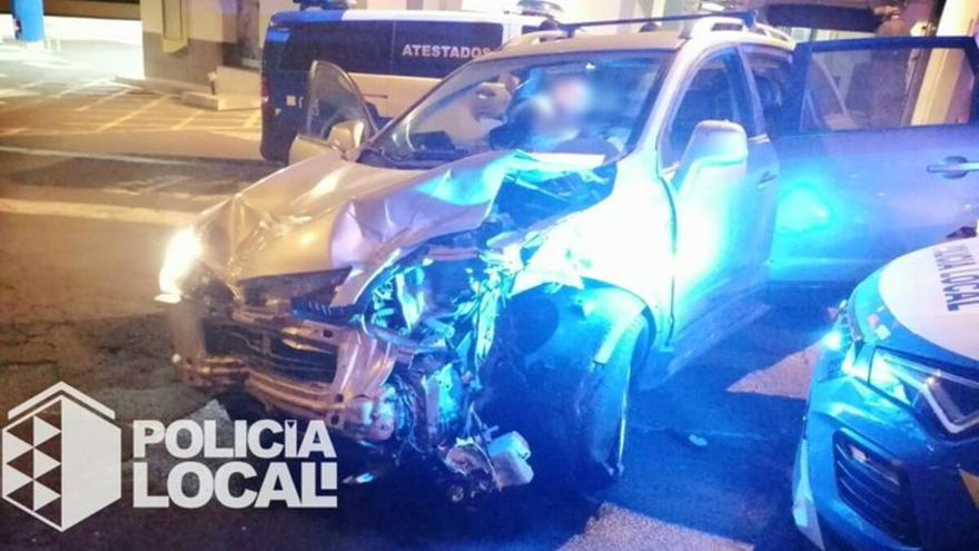 Persecución policial en Santa Cruz: huyen tras robar coches en Parque Marítimo y acaban detenidos al embestir a la Policía Local
