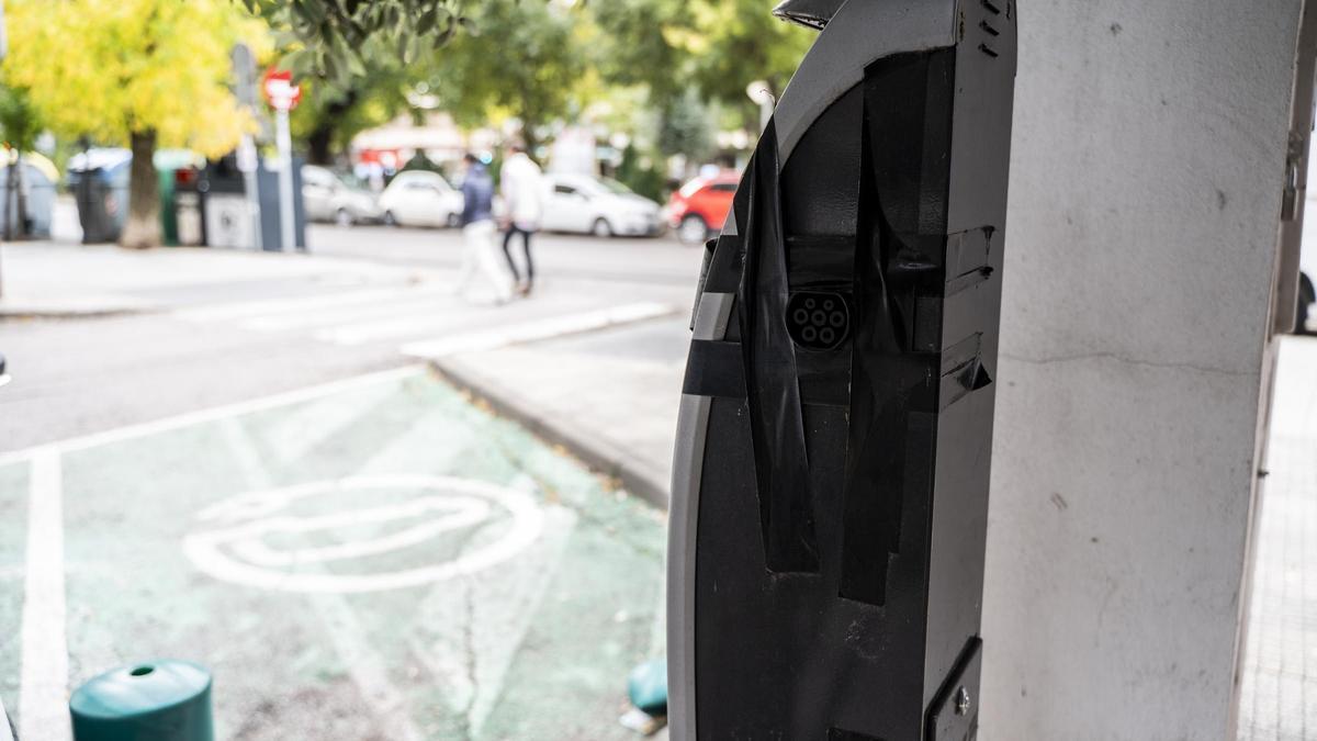 Un cargador eléctrico precintado en Cáceres.