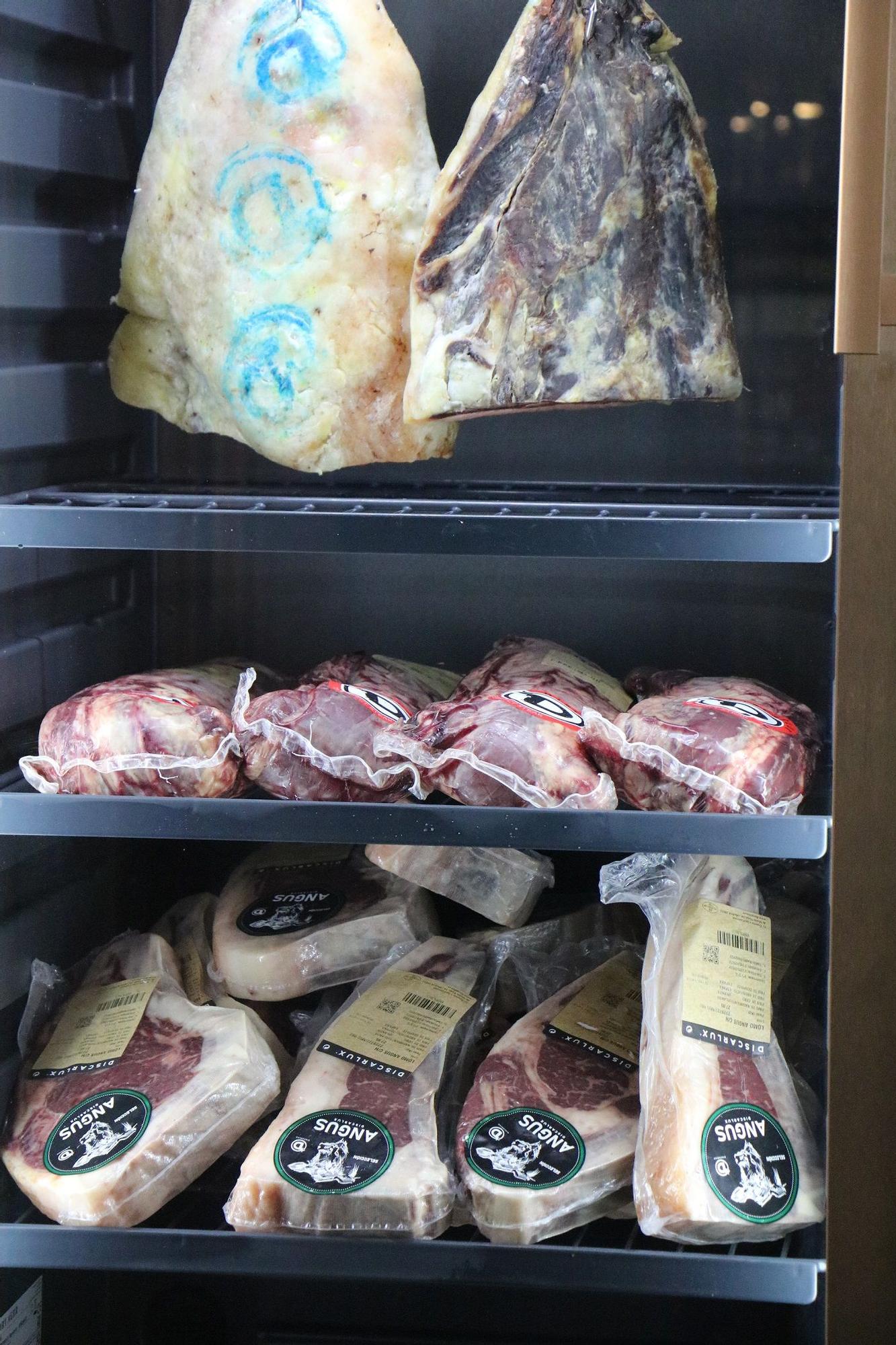 Expositor con las carnes maduradas de Discarlux en el restaurante de la finca