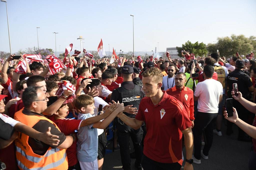 Recibimiento de la afición al Real Murcia antes del partido ante el Nástic