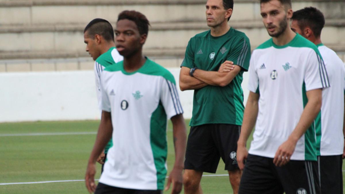 Gustavo Poyet, dirigiendo la primera sesión preparatoria del Betis