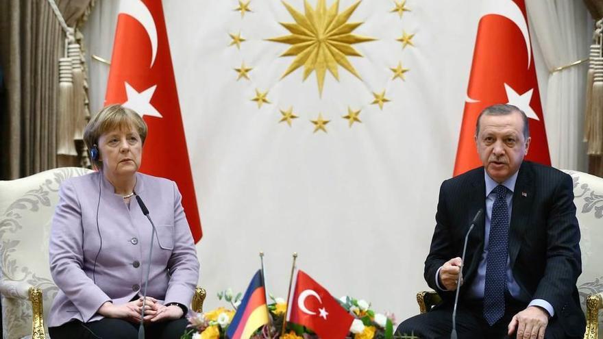 Merkel y Erdogan ponen de relieve sus diferencias en una tensa reunión