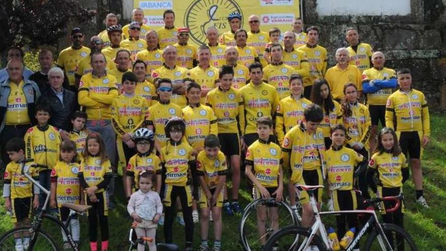 El Club Ciclista Teis presentó a sus equipos en A Guía