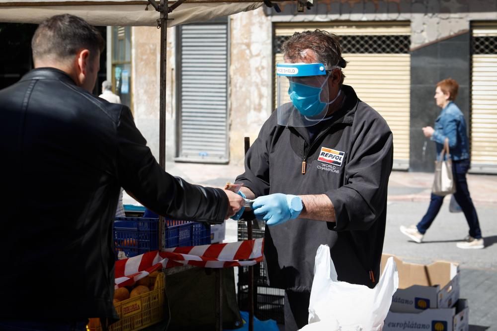 Vuelta del mercado dominical de abastos en Mieres