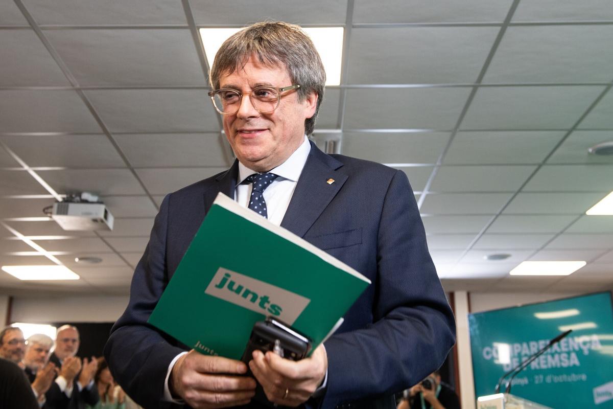 27/10/2025 El presidente de Junts, Carles Puigdemont, a su llegada a una rueda de prensa, en el espacio Les 5 Éléments, a 27 de octubre de 2025, en Perpignan (Francia). La ejecutiva de Junts, con Puigdemont al frente, ha acordado por unanimidad romper con el PSOE. La decisión deberá ser ratificada por la militancia en consulta interna este miércoles y jueves. Antes, la formación celebrará este martes un Consell Nacional en Barcelona para abordar la decisión acordada. POLITICA Glòria Sánchez - Europa Press