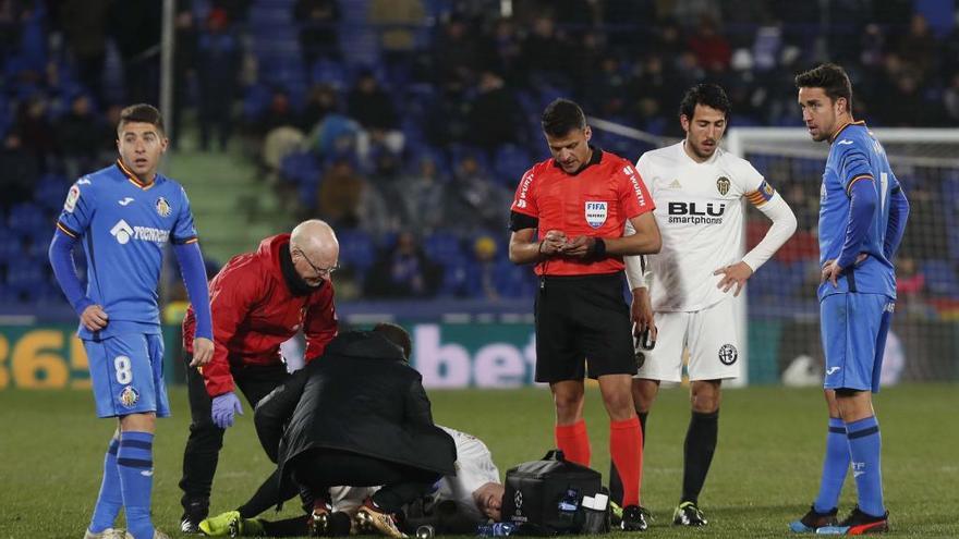 Gameiro, lesionado en el suelo.