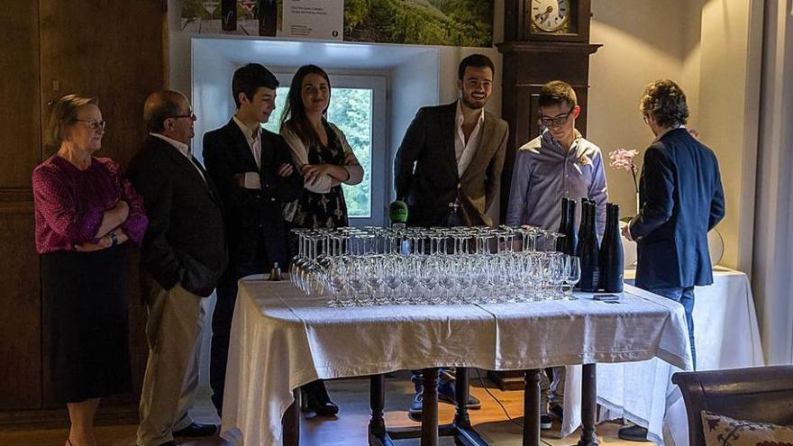 Lucía Rodríguez, Fernando Martínez, Pablo Lomba, Laura Ron, Carlos Ron, Miguel Lomba y Mauro Lomba, durante la presentación de los vinos Vitheras.