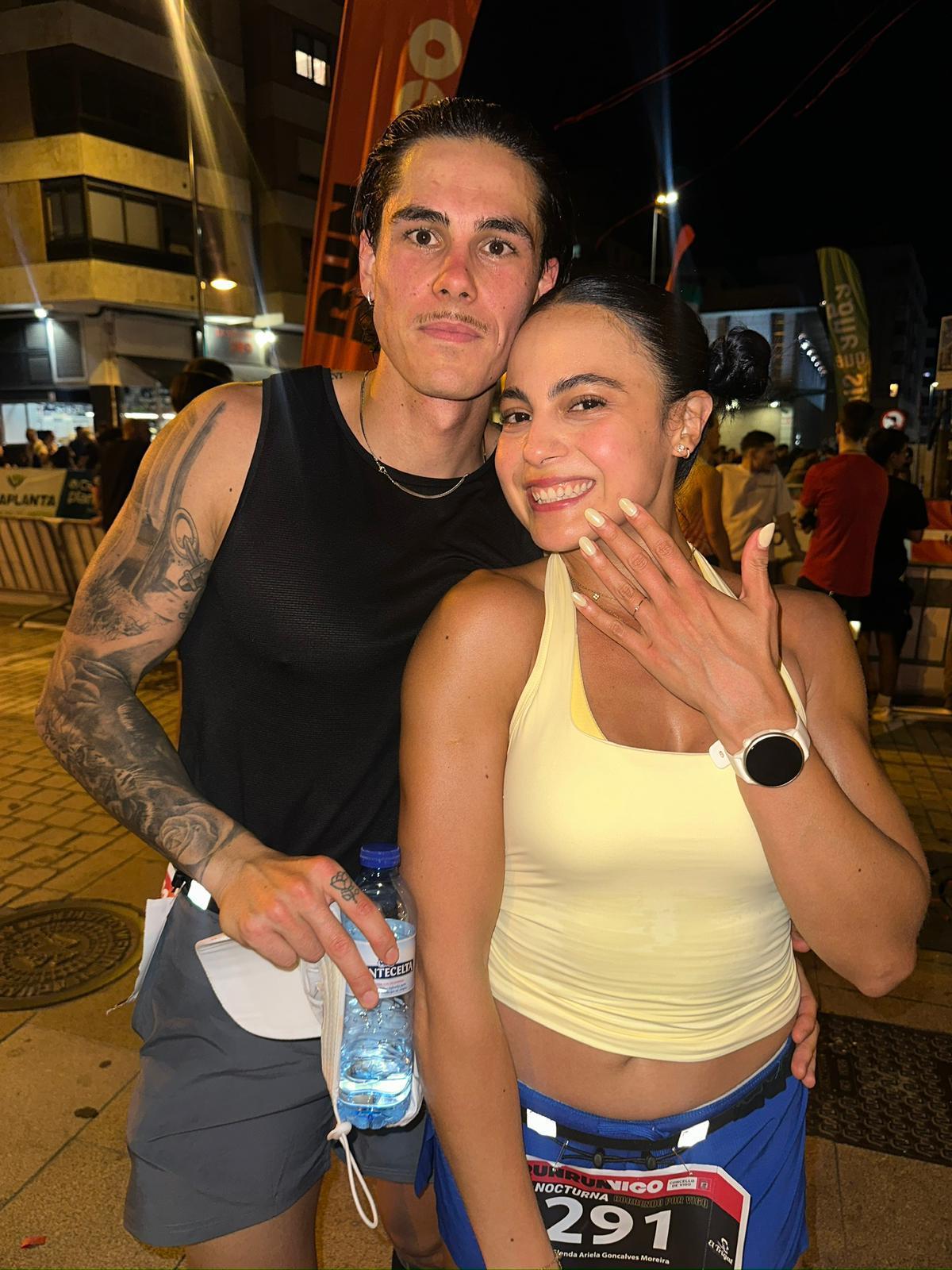 Glenda muestra su anillo de pedida junto a su pareja, Pablo, momentos después de que éste hincase la rodilla en la línea de meta.