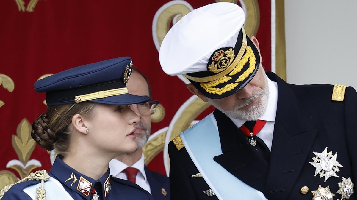 El rey Felipe y la princesa Leonor durante el desfile de las Fuerzas Armadas con motivo de la Fiesta Nacional