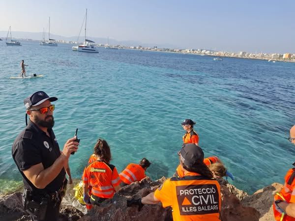 Rescatan a un joven herido al saltar al mar desde las rocas en Son Verí