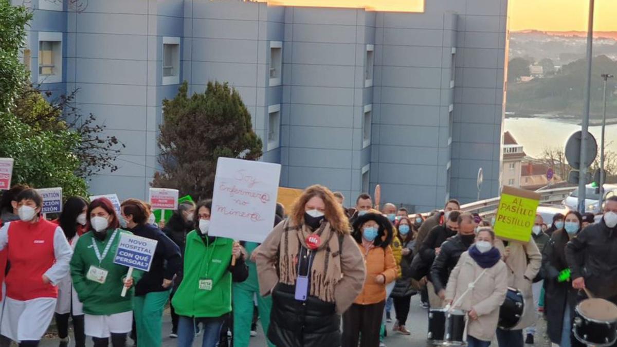 Trabajadores de las Urgencias del Hospital Universitario protestan, ayer, en las inmediaciones del centro.  // L. O.