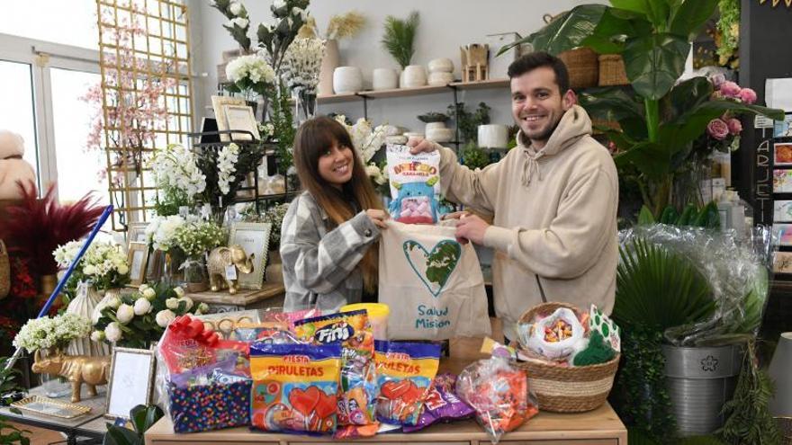 Itziar Lledo con algunos de los dulces que ha recogido en la Floristería Carmen.   | // GUSTAVO SANTOS