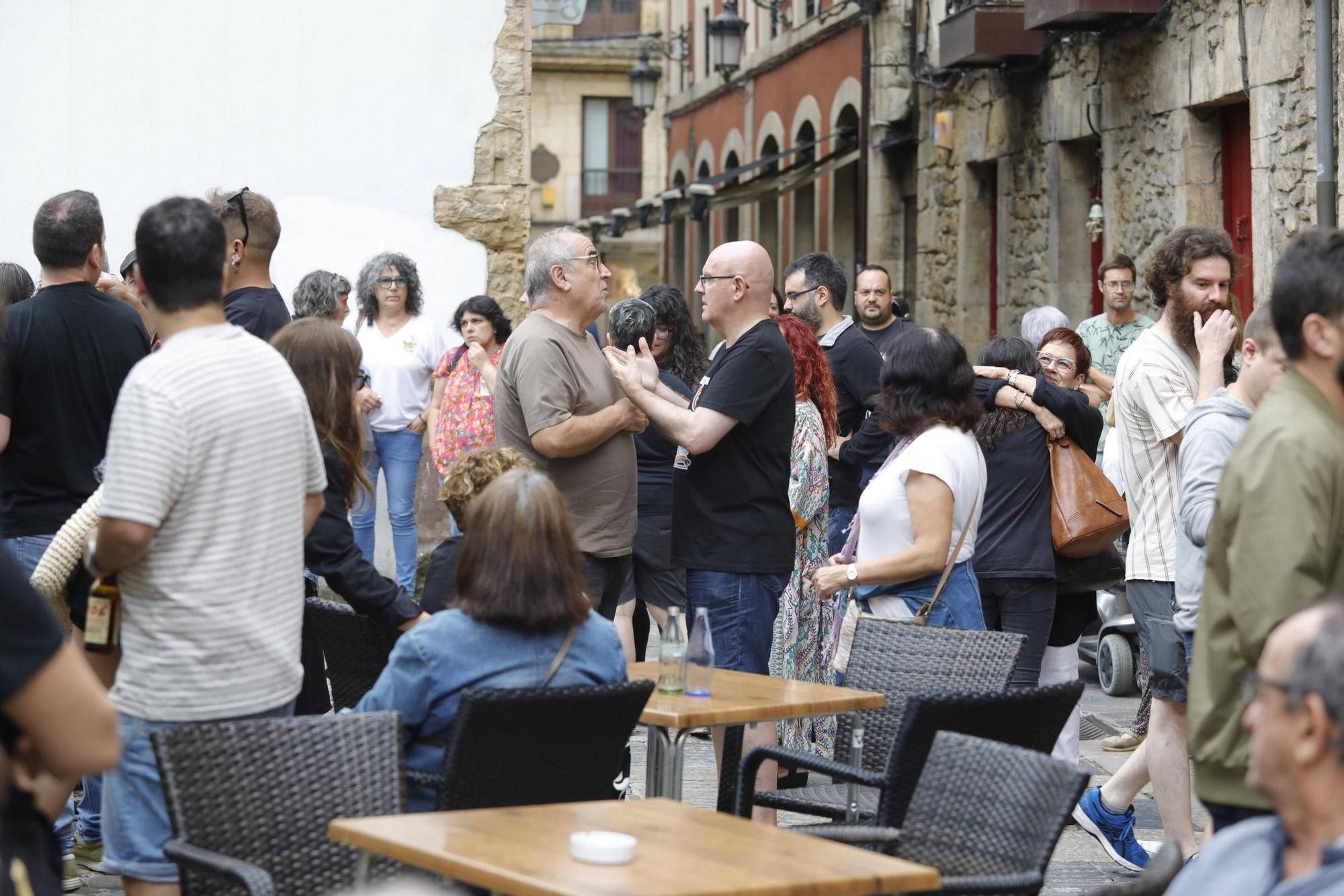 Así fue la despedida y el homenaje de amigos y clientes del Cafetón en Avilés a sus dueños, muertos en León