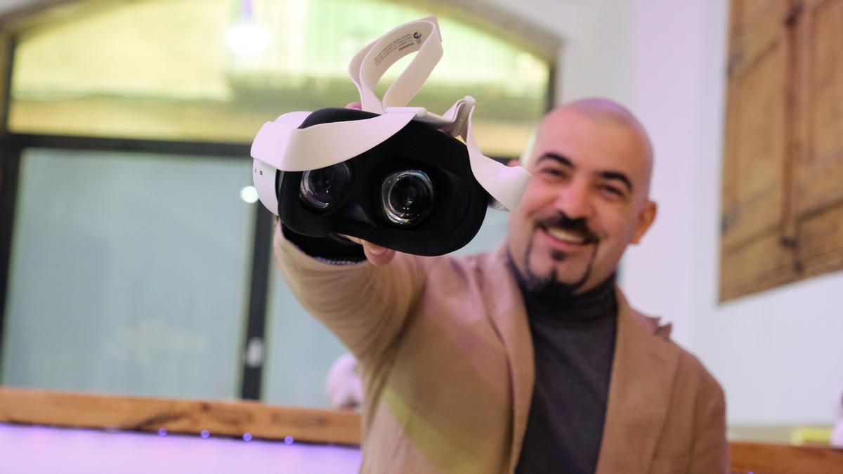 Jaume Junqué, CEO de Suite of Arte, con las gafas de realidad virtual.