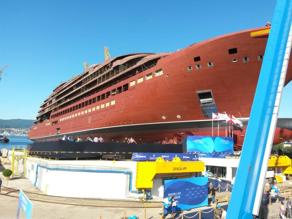 El crucero, momentos antes de la botadura // J. Lores / L. Graña