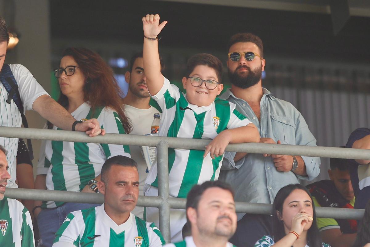 Córdoba CF-Racing de Ferrol | La afición blanquiverde en El Arcángel, en imágenes