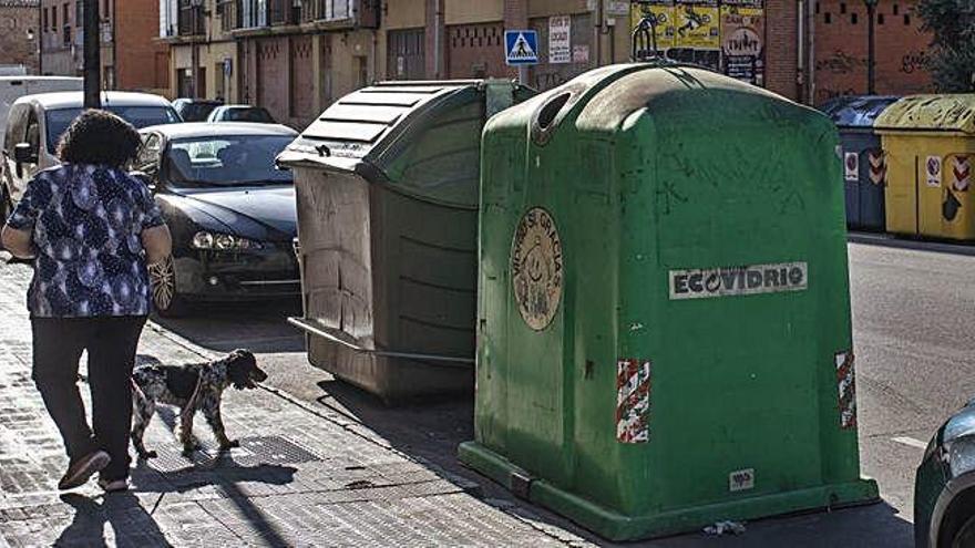 Varios contenedores para el reciclaje en la ciudad de Zamora.