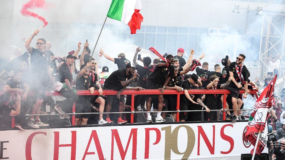 Los jugadores del Milan celebran la conquista del título liguero con su afición