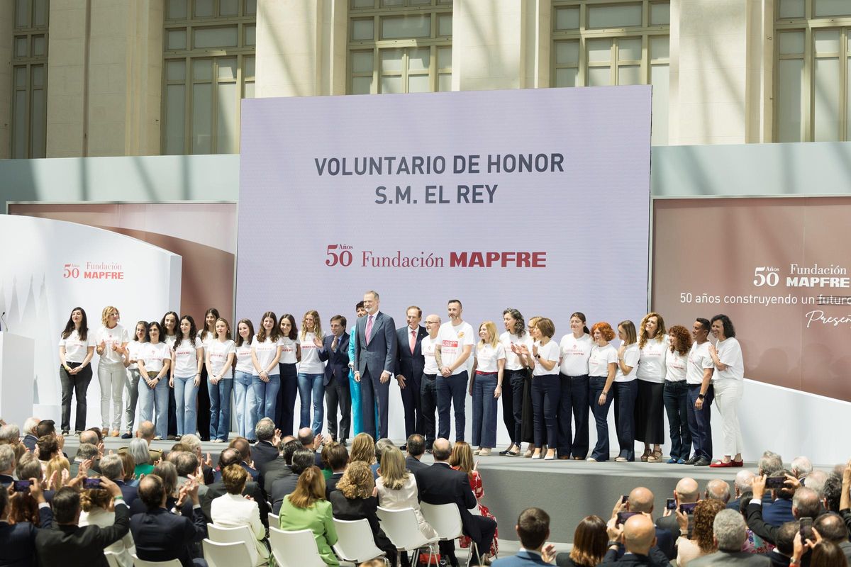 SM El Rey acompañado de Elma Saiz, ministra de Inclusión, Seguridad Social y Migraciones, Antonio Huertas, presidente de Fundación MAPFRE, José Luis Martínez-Almeida, Alcalde de Madrid, y una representación de los voluntarios de la fundación.