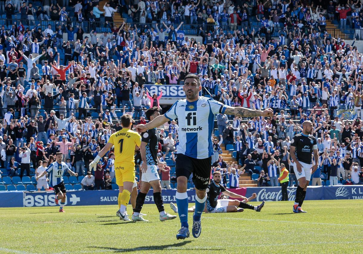 Dani Romera festeja el empate a uno y acude a la banda a por la camiseta de Delibasic para rendirle homenaje.